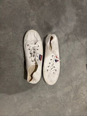 Levi’s White Canvas Sneakers